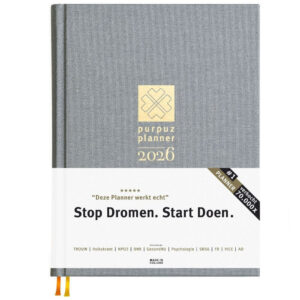 Afbeelding van de Purpuz Planner 2026 in een stijlvolle Shiny Silver uitvoering met gouden details. Dit is een agenda 2026 en lifecoach op papier. In Goud Foliedruk staat Purpuz Planner 2026 op de cover. De planner heeft een rechtopstaand ontwerp en is voorzien van twee leeslinten voor extra gebruiksgemak. Onderaan de afbeeldign staat een banderol staat de tekst: "Stop Dromen. Start Doen." De planner wordt geprezen in bekende media zoals Trouw, Volkskrant, NPO3, BNR, GezondNU, Psychologie, SBS6, FD, VICE en AD. Het is de #1 planner, al meer dan 70.000 keer verkocht, en combineert een agenda en life coach in één.